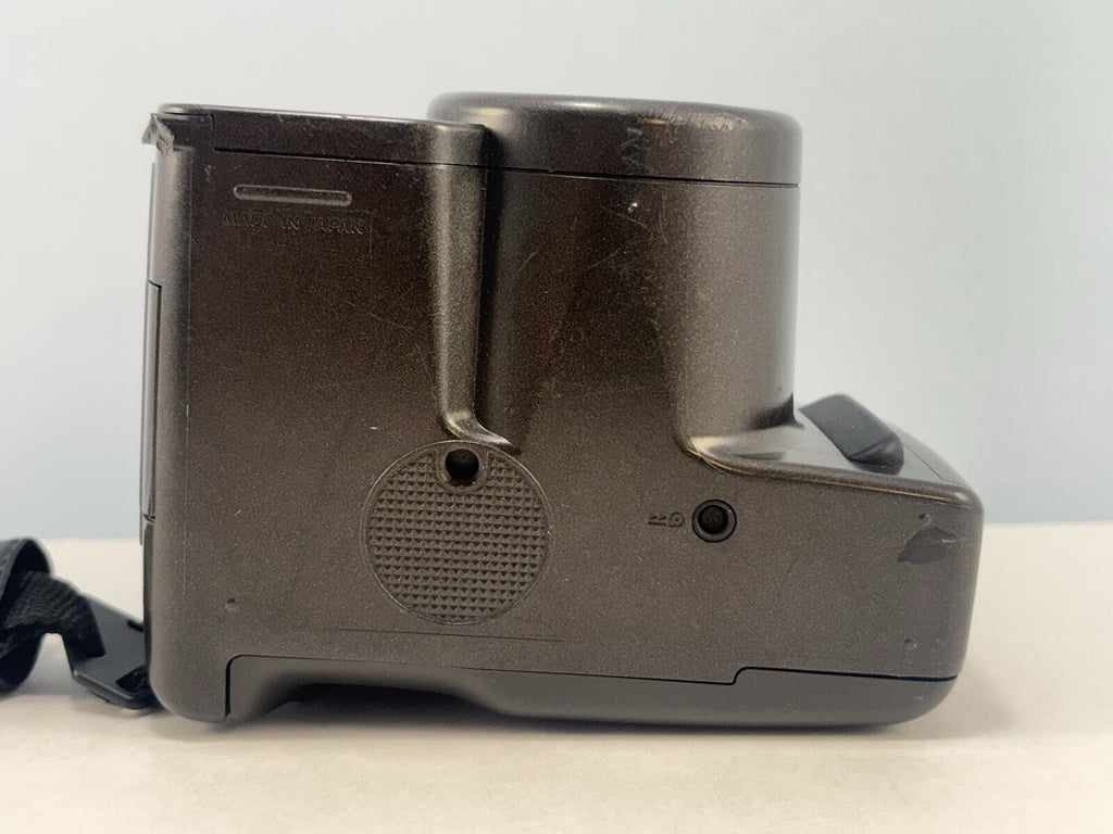 Olympus Infinity SuperZoom 330 - UNTESTED - Broken Lens Cover